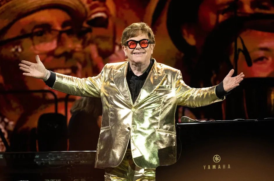 Após quase oito anos, coletânea de Elton John chega ao primeiro lugar no Reino Unido!